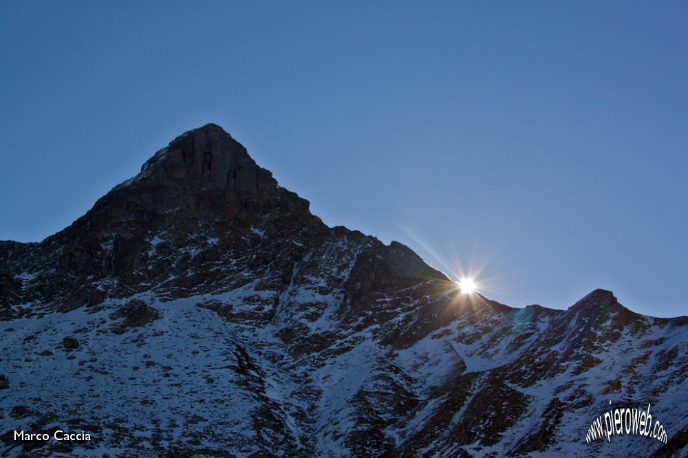 14_Il SOle fa capolino dietro al Pizzo.JPG